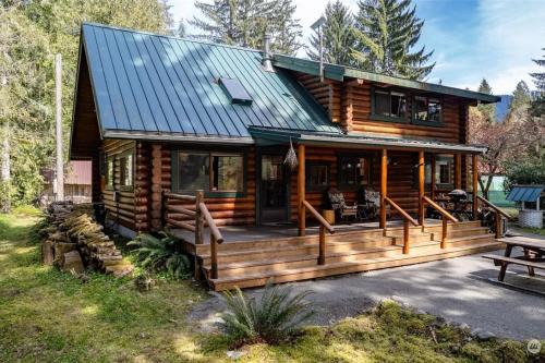 Verlot House | Riverfront cabin with hot tub and sauna 1st floor