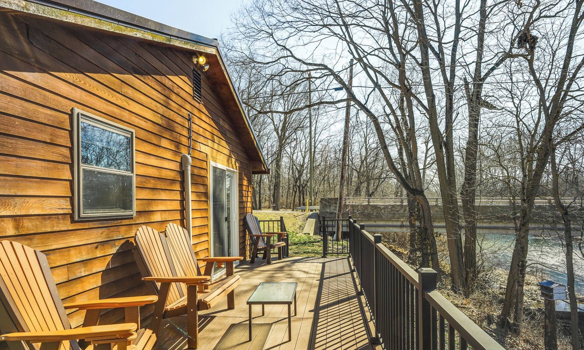 Covington Cabin | Riverfront Covington Cabin w/Deck & Fire Pit!