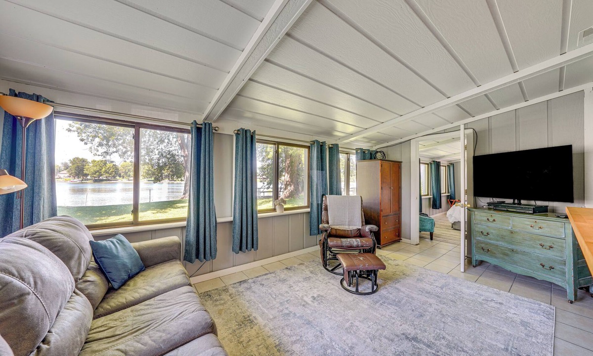 Dixon Cabin | Riverfront Dixon, Illinois, Vacation Rental!