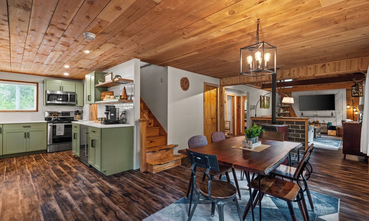 Paradise Estates Cabin | Riverfront Luxury Cabin-Hot Tub-EV-Deluxe Kitchen-WiFi
