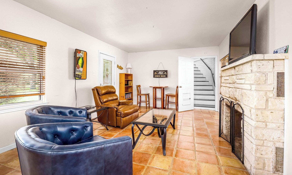 Seguin House | Riverfront | Private Deck | Games | Scenic Views!