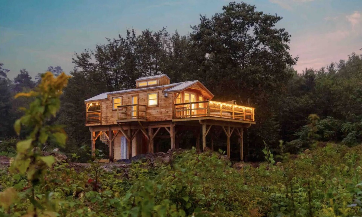 South Londonderry Cabin | Romantic Riverbed Treehouse - hot tub & new sauna!