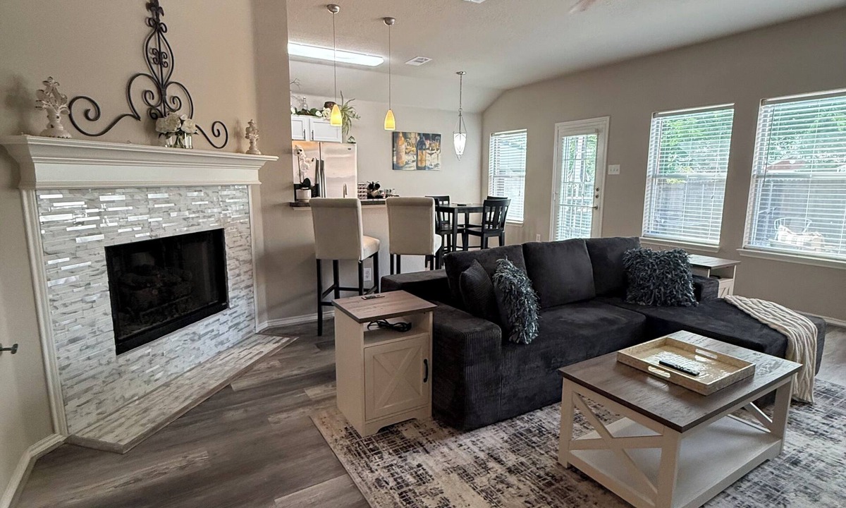 South Arlington House | Rustic-Chic Mansfield Sports & Entertainment Retreat 3-2 Full-Access House
