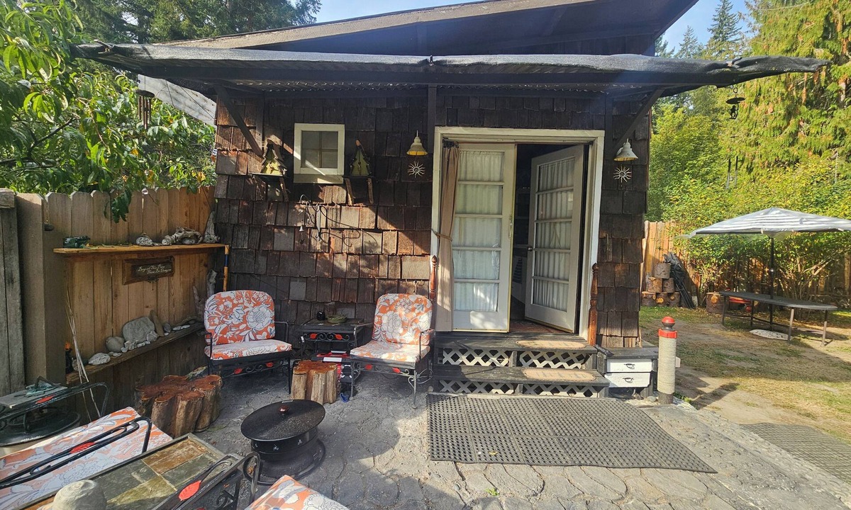 Sequim Apartment | Rustic, enchanting, cozy little cabin in Sequim