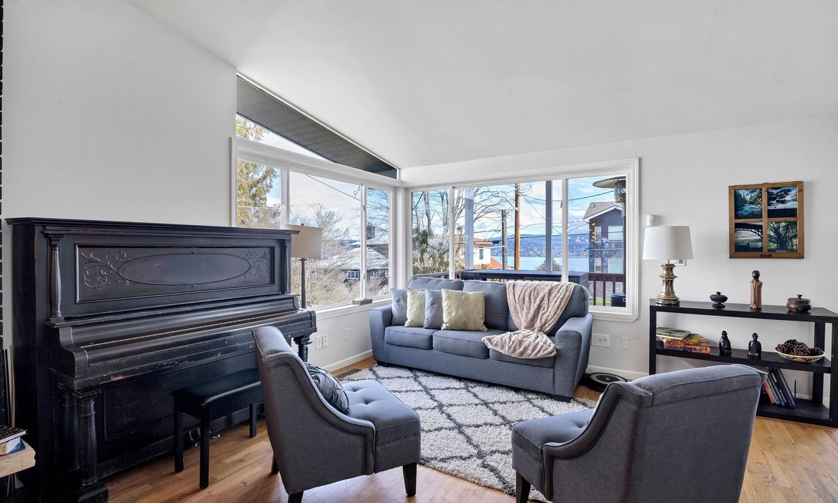 Rainier Valley House | Seattle Skyline & Lake Retreat | 3Bd/3Ba