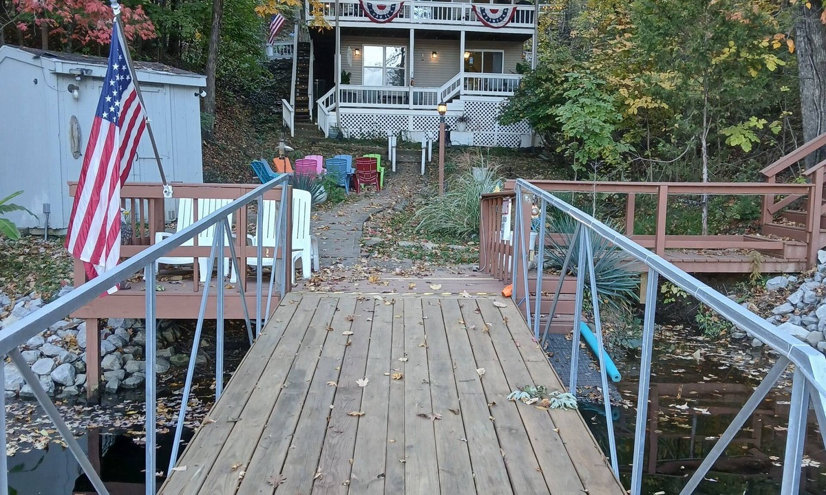 Goreville Ski Chalet | Secluded Lakefront, private dock, kayaks, paddle board, couples & family retreat