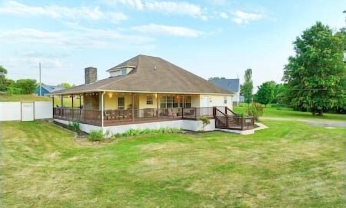 Spring Hill House | Sleeps 8 in Spring Hill