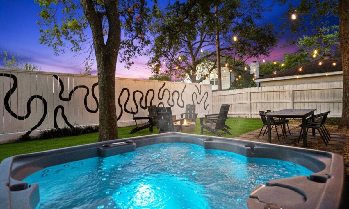 Garden Oaks House | Spa&Hot Tub, BBQ, Firepit, Gameroom, Western Boots