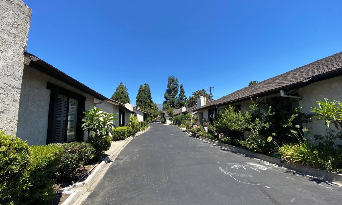 Arcadia Condo | SPACIOUS 2-bed 2 bath condo w everything 2 car parking , near Metro ALL welcome