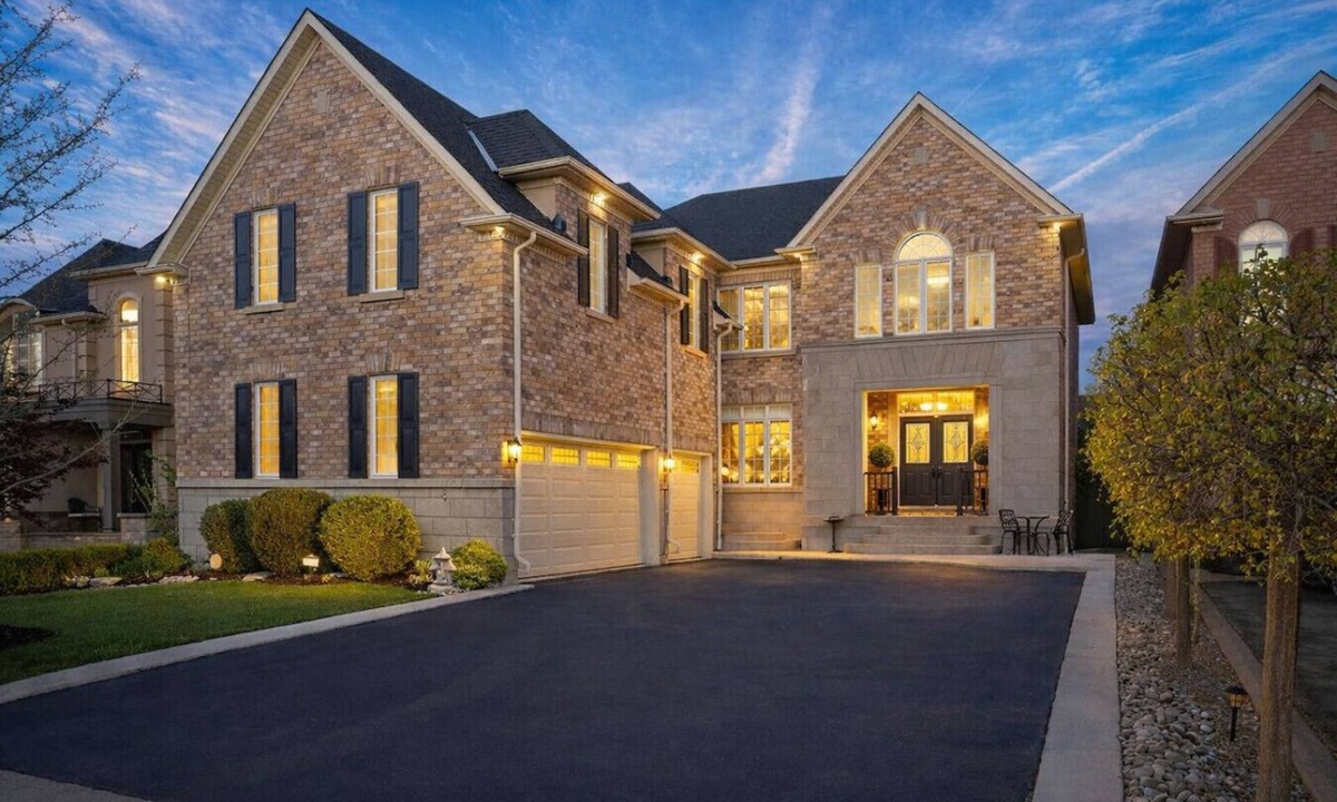 Brampton House | Spacious 2BR+Den Retreat + Fireplace + 10ft Ceiling