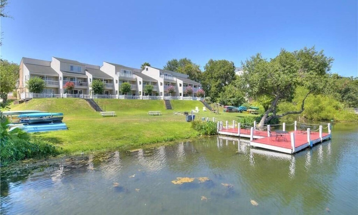 Riverside Apartment | Spacious 3-bedroom apartment in charming Austin with WiFi, AC.