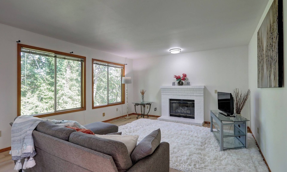 Des Moines House | Spacious 5BR Home | Sleeps 14 | Perfect for Groups & Extended Stays