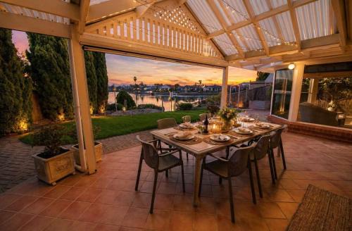 Encounter Bay House | Spacious Lake Front Home- Private Beach