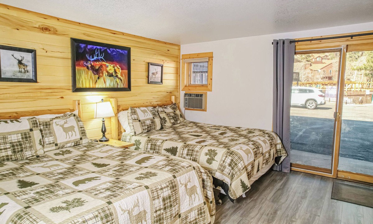 Estes Park Hotel | Spacious Lower-Level Hotel Queen and Full-size beds with Views 108-110