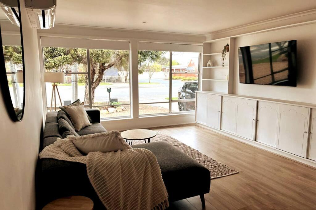 Yarrawonga House | Spacious Unit in Convenient Location