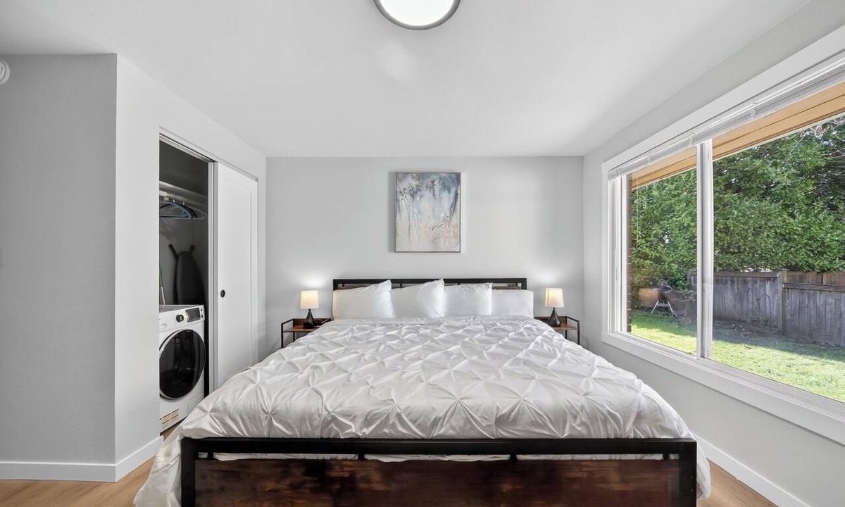 Hilltop Apartment | Stadium District Studio-King Bed-Walk to it all!