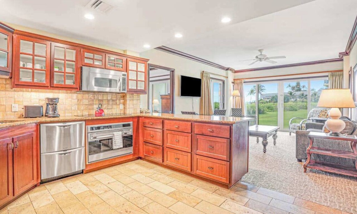 Wailua Condo | Step to the Ocean From a Tropical Condo with Lazy River & Gym