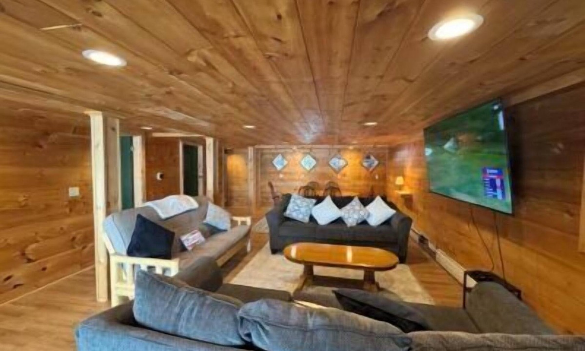 St Germain House | Stepaway Vacation Rentals- Circle of Pines Oak Leaf Lodge