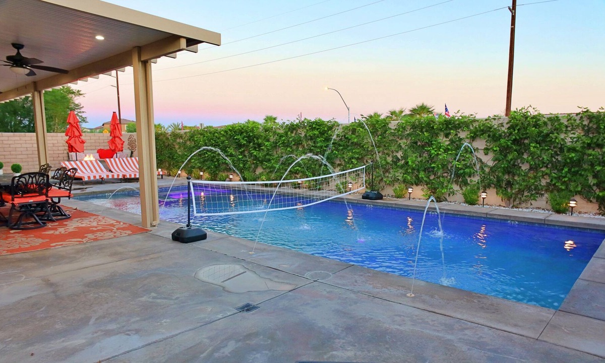 Terra Lago Villa | Strada 5 Bedroom Comfore Inn Coachella 2024 drive