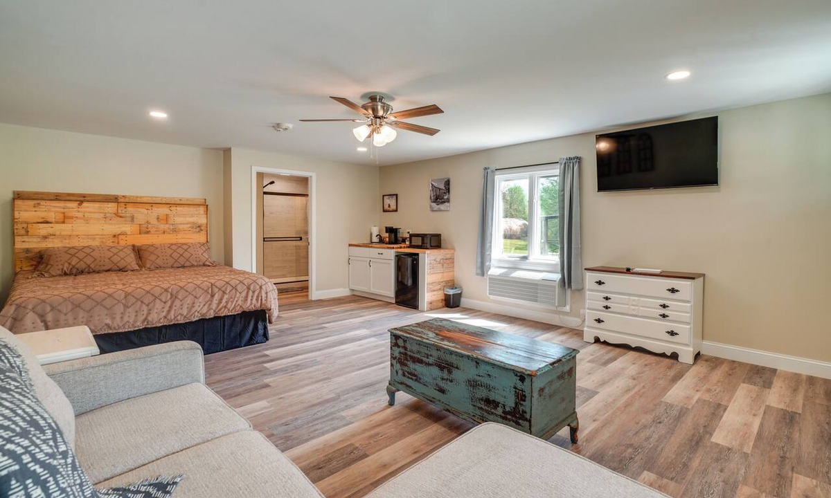 Treloar Apartment | Studio Stay w/Deck in Missouri Wine Country