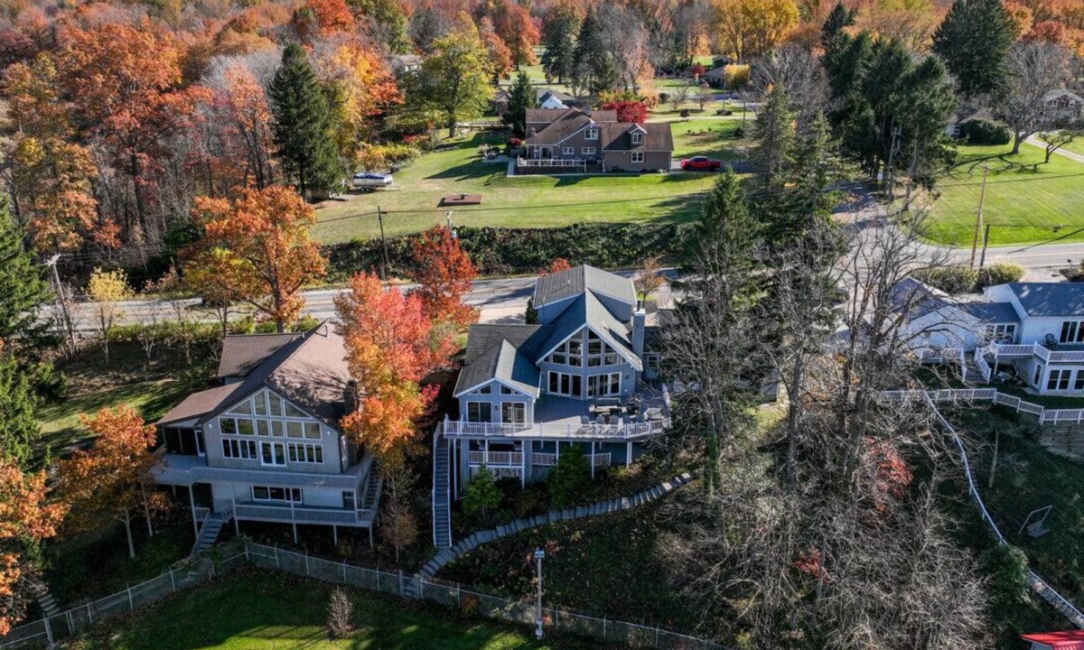 Ashtabula House | Stunning Geneva/Ashtabula Lakefront views