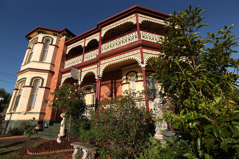 Devonport Hotel | The Grand on Macfie