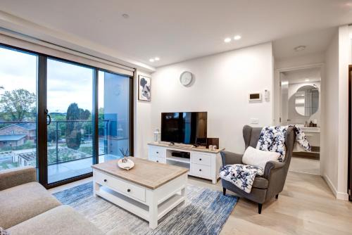 Dickson Apartment | The Hamptons -Coastal Luxe Dual Suite - 2 Bed 2 Bath, Rooftop Pool & Free Parking