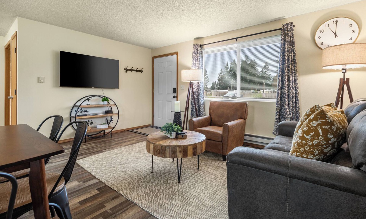 Grand Mound House | This two bedroom home has a fully fenced yard, air conditioning, fully stocked kitchen, full size washer/dryer and all the modern amenities of home but whimsically decorated with a farmhouse fun vibe!