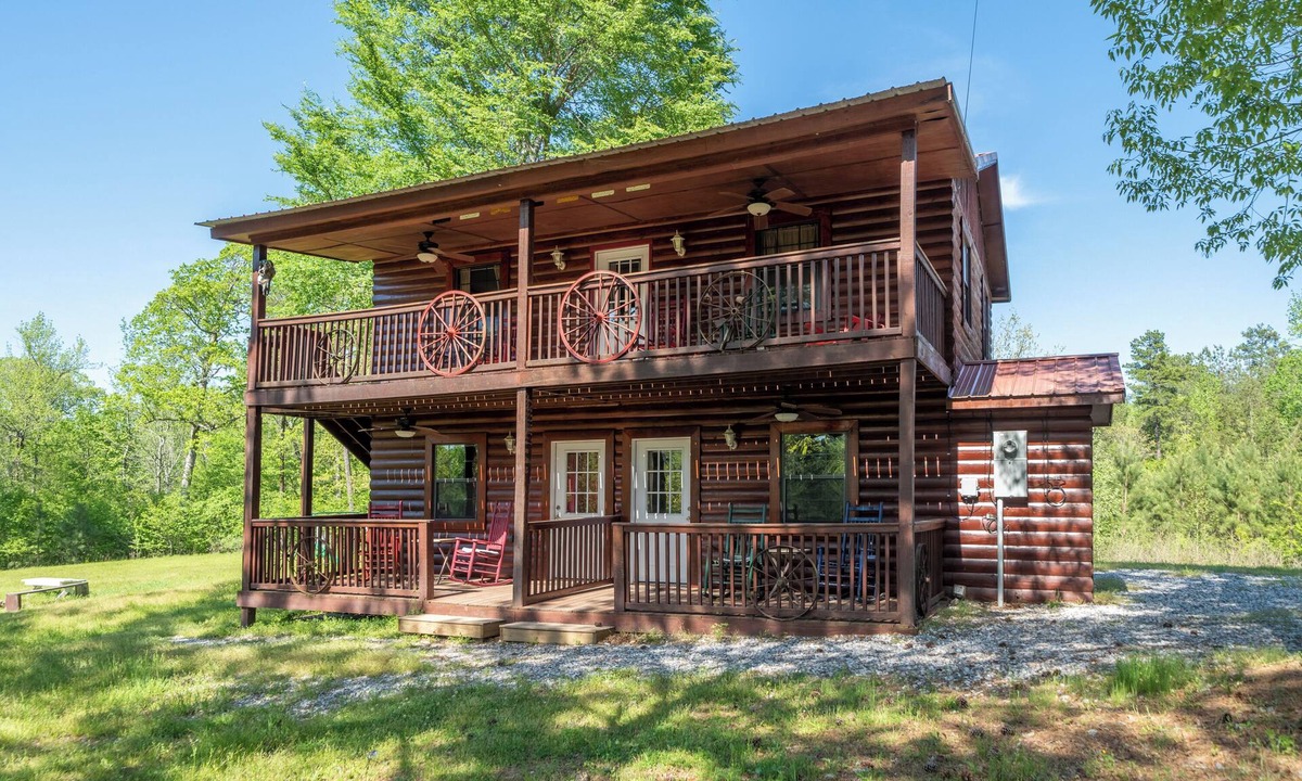 Murfreesboro Cabin | Three-Suite Riverfront Retreat