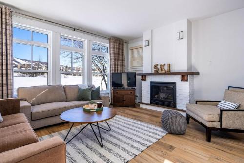 The Blue Mountains House | Three Suns Across Blue Mtn Hot Tub & Shuttle