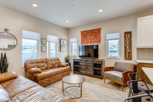 Georgetown House | Trekker Townhome - Mountain Charm - New Floors