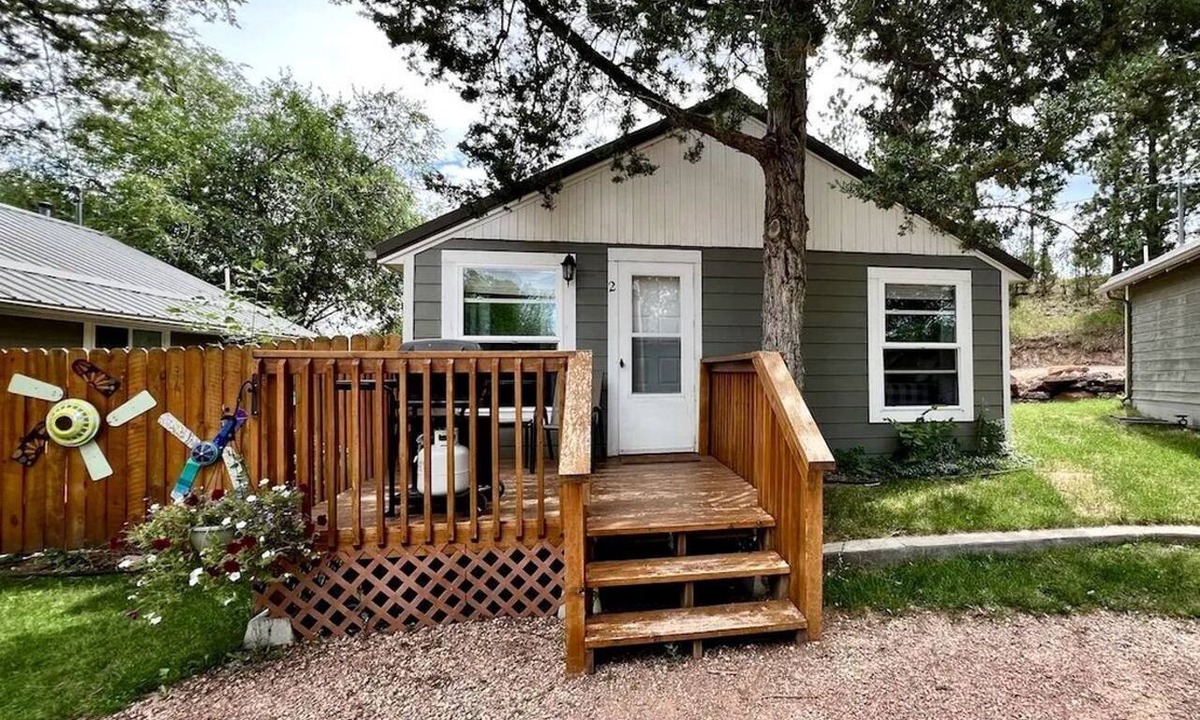 Hot Springs Cabin | Unique Cabin with Deck Great for Families in South Dakota