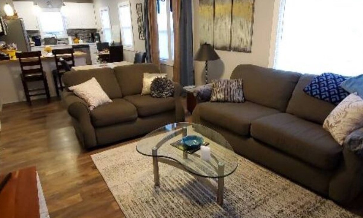 Omaha House | Updated Dundee 3-4 br 2 bathrm home near NE Med/UNMC