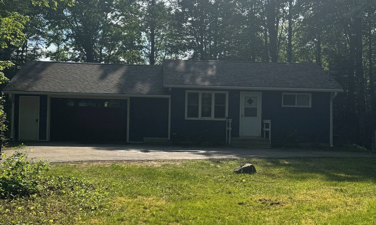 Tomahawk Cabin | Updated Private wooded cottage on the River with hot tub & sauna & pool table!