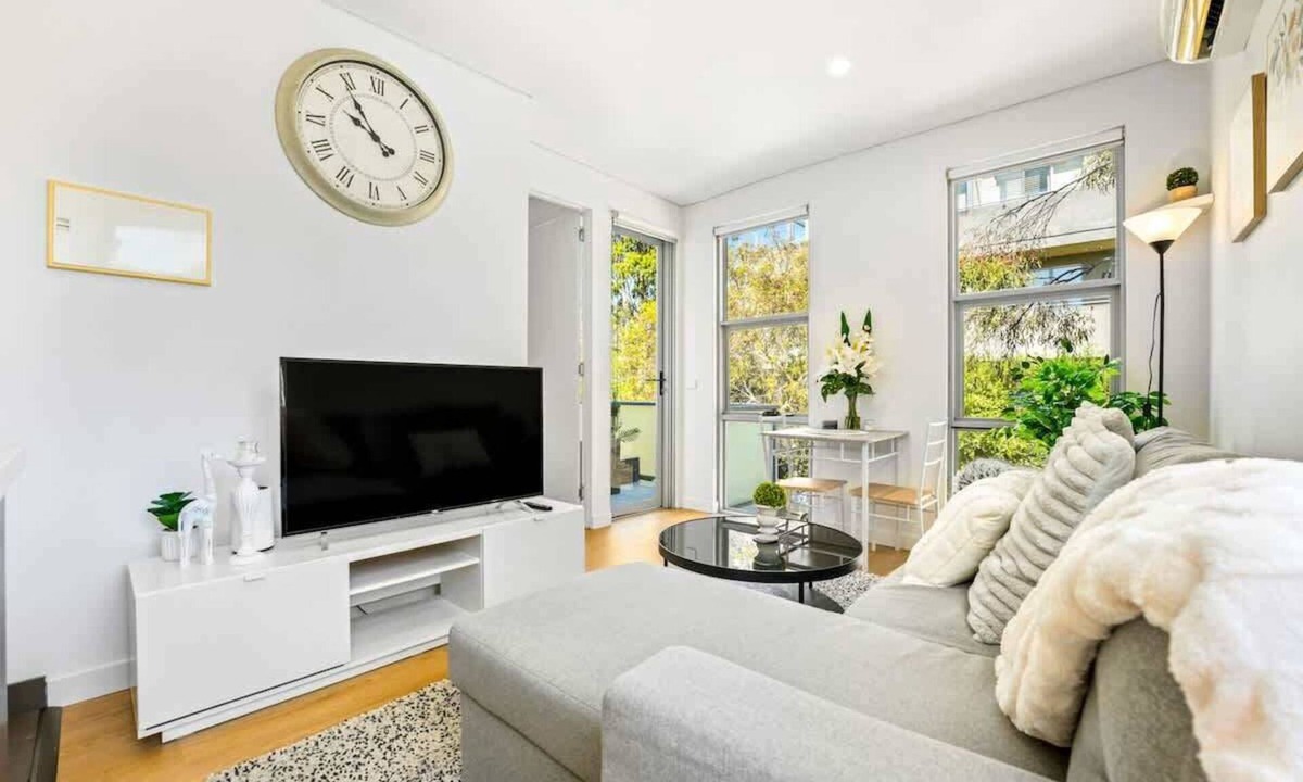 Notting Hill Apartment | Upscale 1BR Apt near Monash with Parking Included