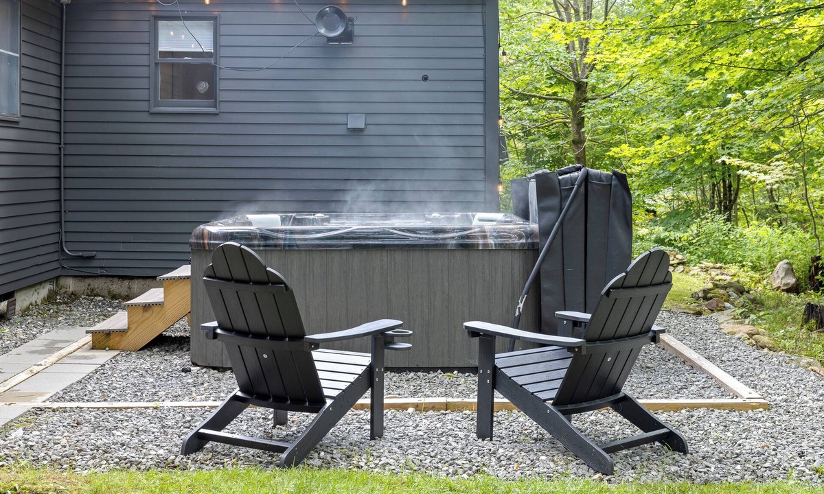 Stratton and Bromley Ski Areas House | Vermont Summer Escape - Sleeps 8 with FirePit, Hot Tub, and Pet Friendly!