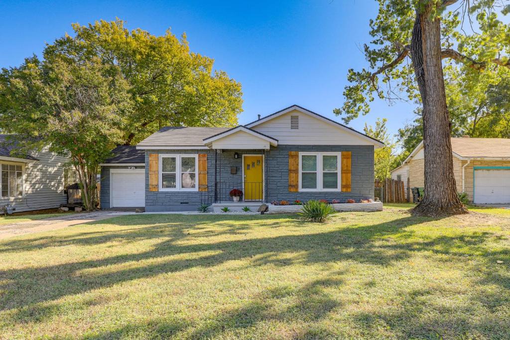 Central Arlington House | Walk to Cowboys Stadium! Arlington Home w/Yard