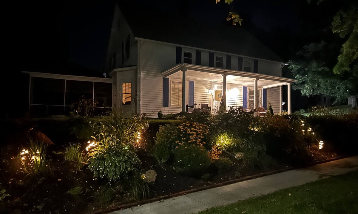 St. Albans House | Walk to downtown shops restaurants & recreation from this wonderful family home