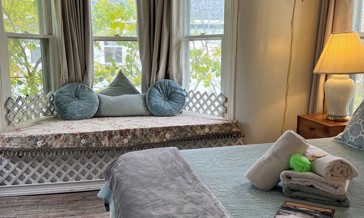 Downtown Niagara Falls Bed & Breakfast | Walk to Everything - Bay Window Room