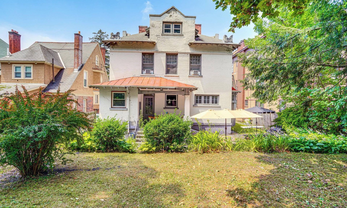 Stockade Historic District Apartment | Walkable Schenectady Getaway: 2-Unit Campus Hub