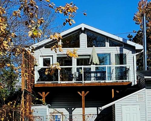 Carrying Place Apartment | Waterfront Comfy Guesthouse, PEC