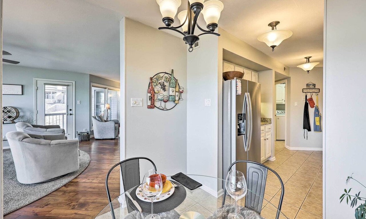 Lake Hamilton Apartment | Waterfront Hot Springs Condo: Pool, Hot Tub Access