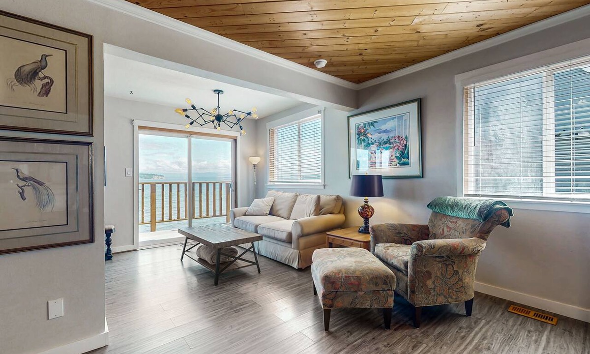 Clinton Apartment | Waterfront studio cottage with stunning views