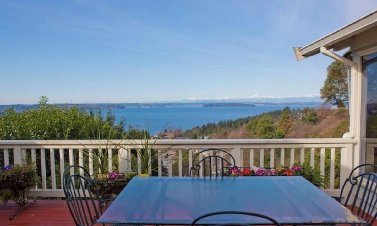 Fauntleroy House | West Seattle Home, Dazzling View, Quiet & Tranquil