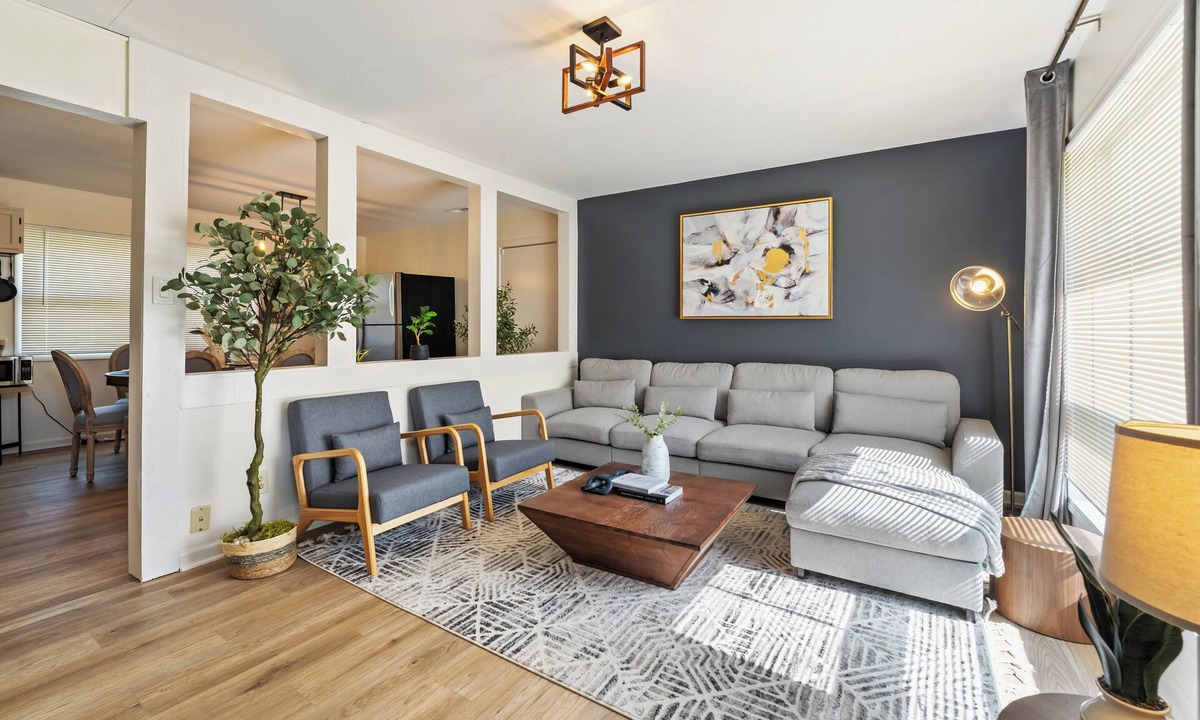 Streamwood House | Willow: 3BR - 1 BTH Stylish and Cozy House!