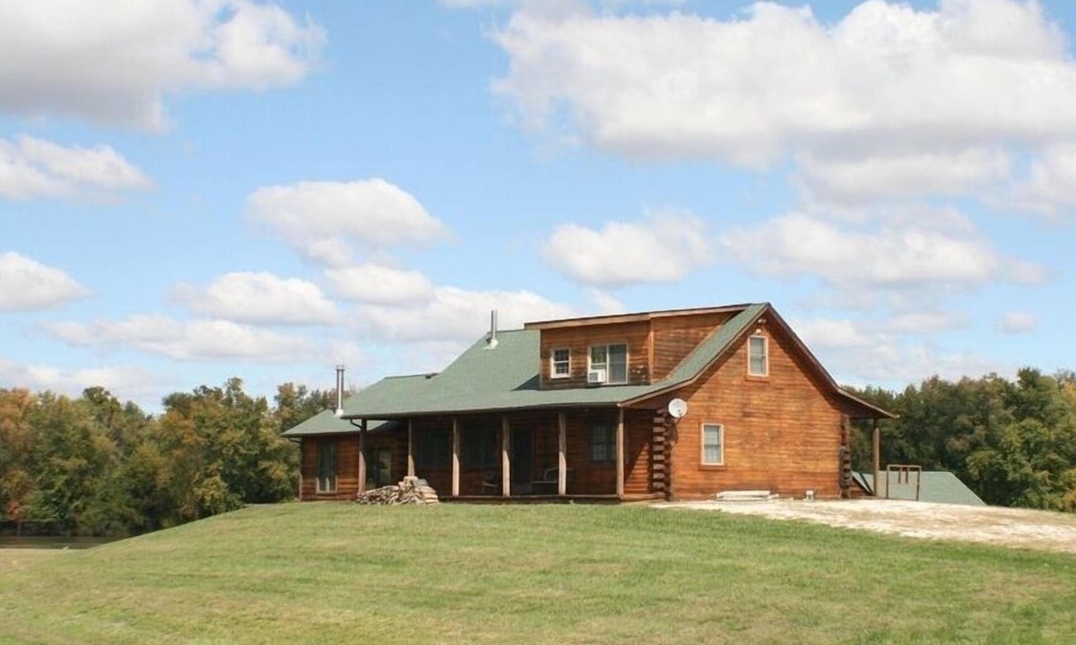 St. Charles House | Wonderful Oak Log Home on the Mississippi River