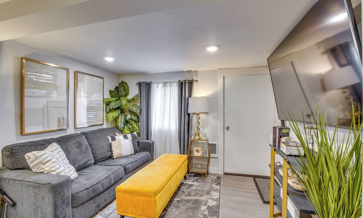 Hilltop Condo | Work & Explore Downtown Tacoma! Convenient Condo