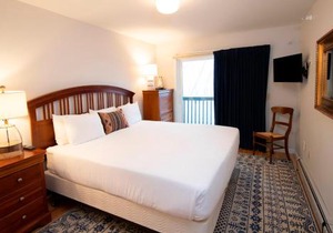 Modern & Updated Winterplace 3Br- Sleeps 12 condo