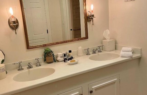 West Dover House | Farmhouse 2 - Farm Road Estate - 3mi to Mt Snow
