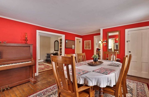 Chittenden House | Farmhouse ∙ 4 bedrooms ∙ 8 guests